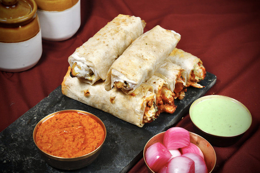 Malai Chaap Roll With Tawa Gravy